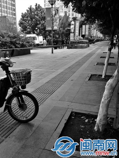 警戒線內(nèi)，女子尸體正被移走