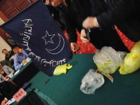 警方搜出疆獨(dú)分子旗幟和作案兇器