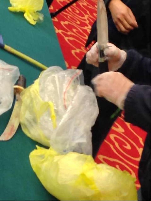 警方搜出疆獨(dú)分子旗幟和作案兇器1