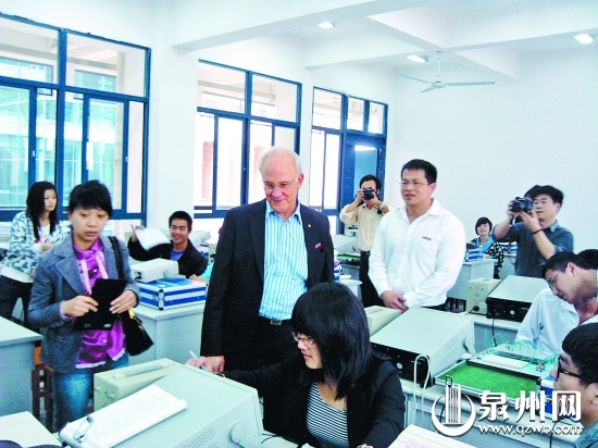 諾貝爾獎獲得者戴維·格羅斯到泉州經(jīng)貿職業(yè)技術學院