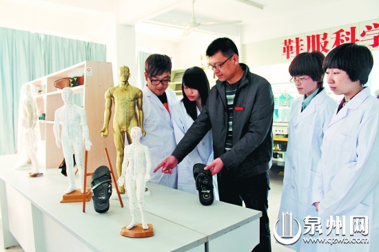 泉州華光職業(yè)學(xué)院學(xué)生在保健技術(shù)實(shí)驗(yàn)室