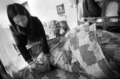 黃秋英每天都要為父親按摩雙腳