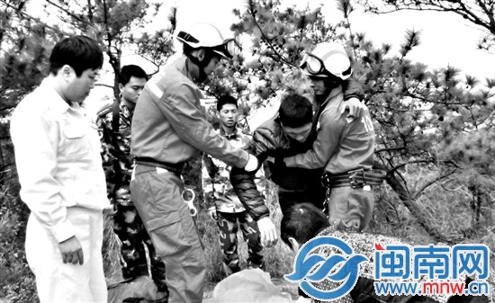 男子被消防轉移到安全地帶后送醫(yī)