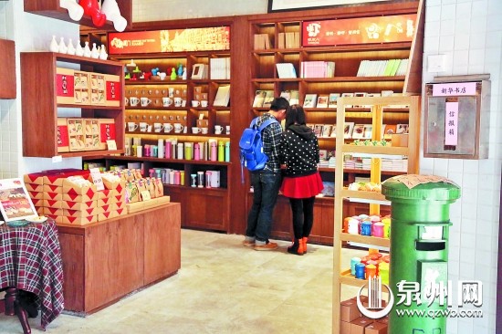 書籍與餡餅等放在一起銷售，顛覆了昔日新華書店只售