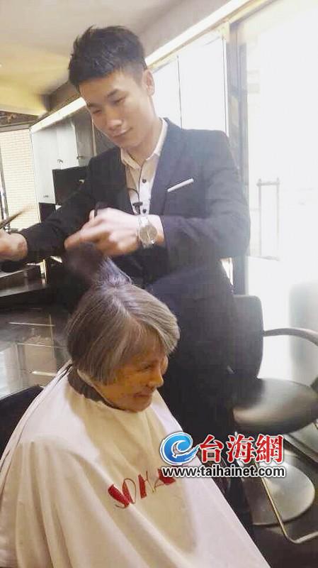 為老人理發(fā)