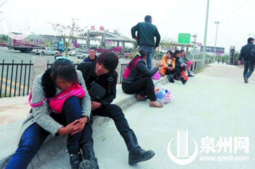 中巴車乘客被交警帶到安全地帶