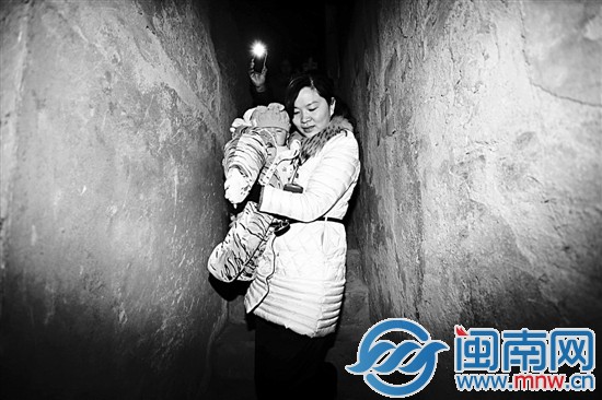 民警解救出一名不到一歲的女嬰