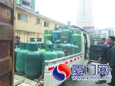 執(zhí)法隊員在溪岸路查處“黑氣”。