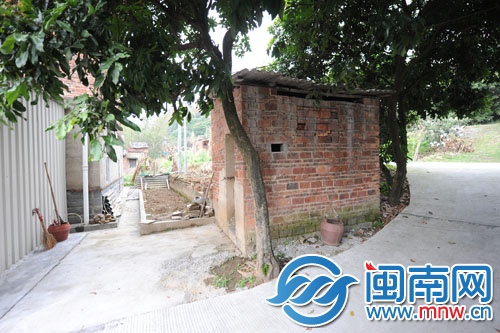 顏淑琴在屋后蓋間小房