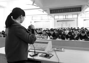 老師為女職工講解拱手禮