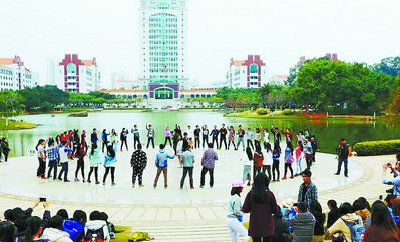 廈門大學(xué)學(xué)生組織的快閃活動(dòng)