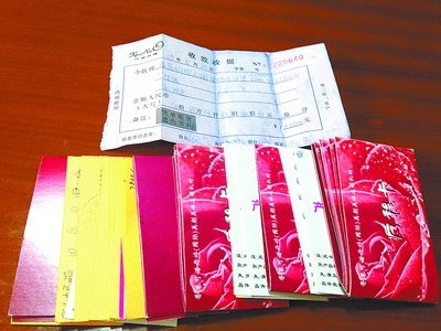 陳女士提供的收據(jù)和44張美容卡