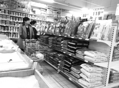 超市內(nèi)的大米價格并未上漲