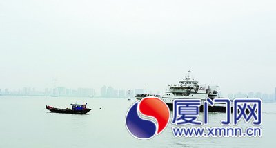 在海灣公園附近海域，有些小漁船穿梭航道，影響大輪