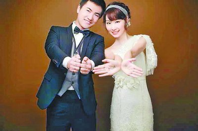 婚紗照上，新郎頭頂被截去一部分