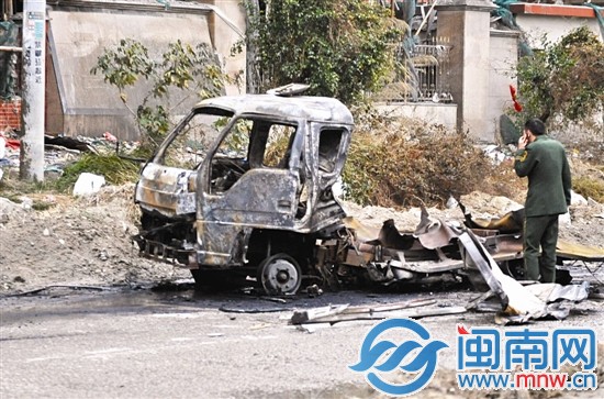 裝載不明液體的小貨車被炸得面目全非