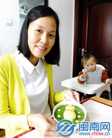 布魯展示料理，女兒拿著勺子已經(jīng)迫不及待了