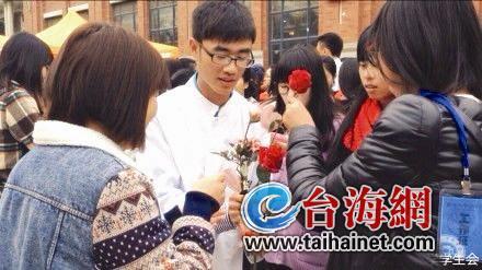 集大男生送千朵玫瑰給女神