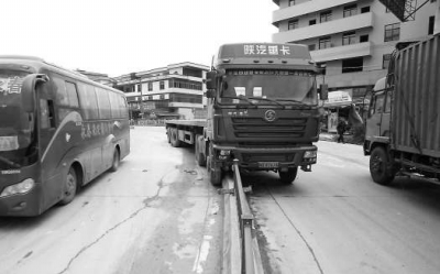南安東田一卡車撞上路中央護(hù)欄