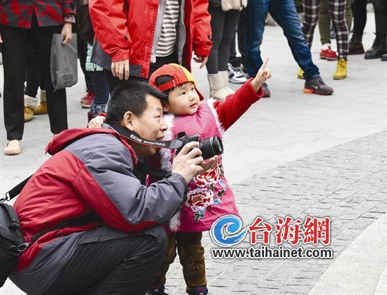 路人紛紛駐足觀看