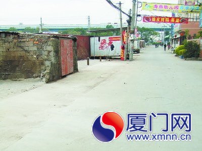 陽翟社區(qū)“垃圾墻”成堆垃圾被清理。