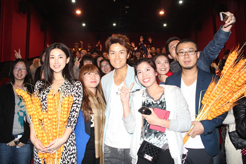 吳克羣與眾影迷合照