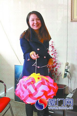 林夏紅和她的立體刺繡作品。