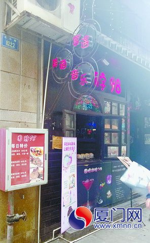 消火栓箱被貼上廣告。