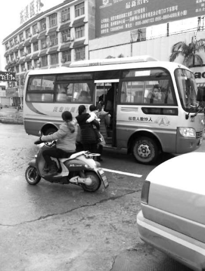 客運車路中隨意停車攬客