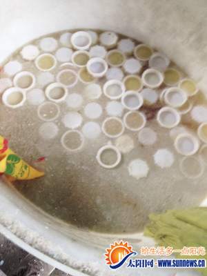 蓋子被扔在一個(gè)桶里面，非常臟