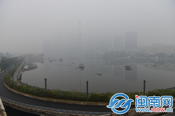 昨日12時24分，豐澤浦西，泉州最高商業(yè)樓迷失霧中