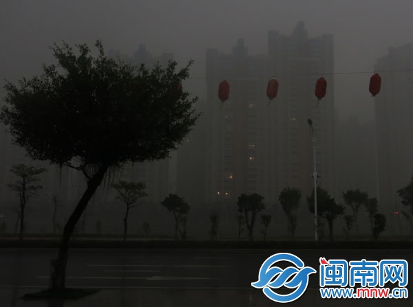 昨日下午3時34分，近乎黑夜，泉州東海一小區(qū)，居民