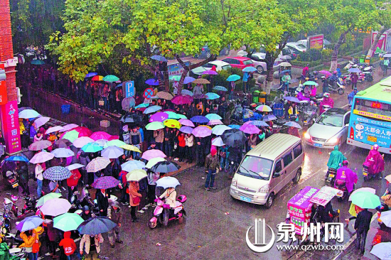 眾多粉絲冒雨追華仔