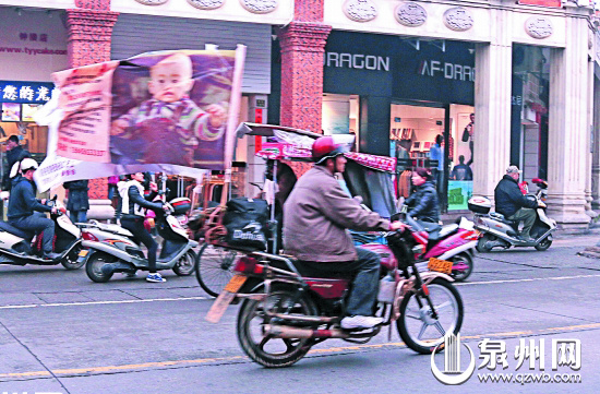 劉德華替身騎著摩托車行駛在西街上