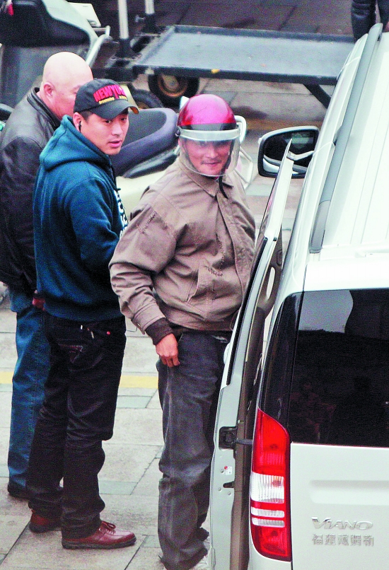 從保姆車上走出的仍然是替身