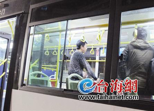 公交司機(jī)載孕婦直奔醫(yī)院續(xù)