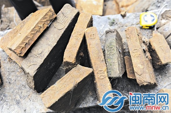 從墓室挖出的磚有很多種圖案：葉脈紋、篦梳紋、銅錢紋