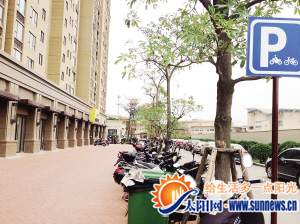 橡樹灣小區(qū)的摩托車只能停小區(qū)外