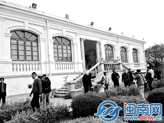 專家在考察原英國(guó)領(lǐng)事館