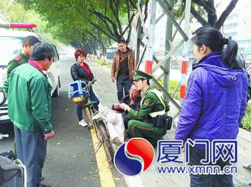 6旬老人騎車霧中摔倒