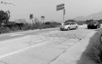 橋頭路面多處塌陷，影響行車(chē)安全