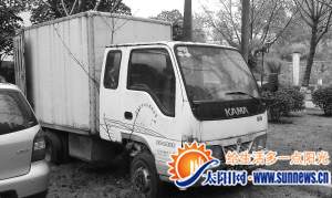 小樹從“僵尸車”中間伸出枝丫