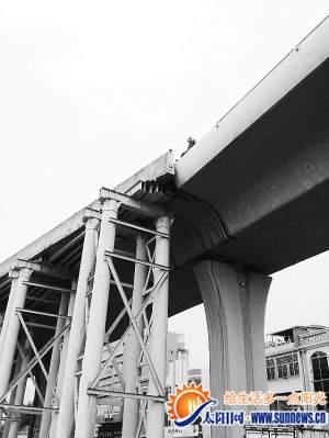 老人坐在高架橋邊欲輕生