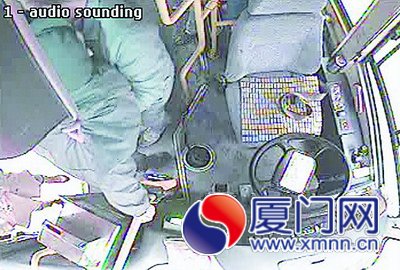 高強(qiáng)先下車，再把行動(dòng)不便的老人抱上公交車。