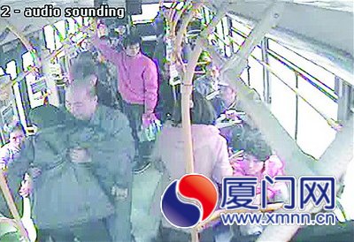 高強(qiáng)慢慢地把老人扶到座椅上。