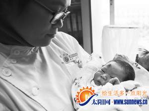 護士精心照顧小寶寶