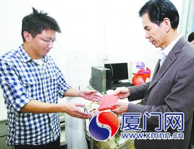 市慈善總會(huì)到醫(yī)院為寶寶送上救助款。