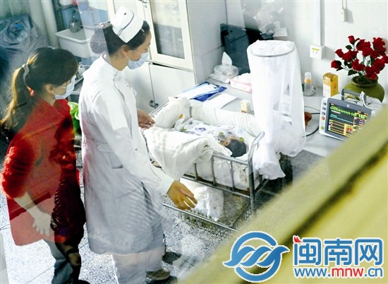 志愿者和護(hù)士在病房內(nèi)照顧寶寶