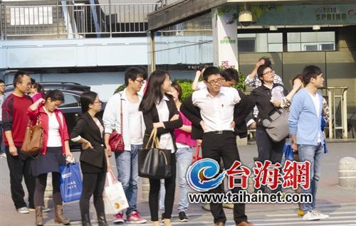 　昨日逐漸攀升的氣溫，讓路人很煩躁