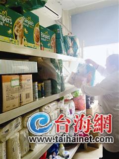 社會(huì)各界給“奇跡寶寶”送來(lái)的紙尿褲、奶粉、衣服等